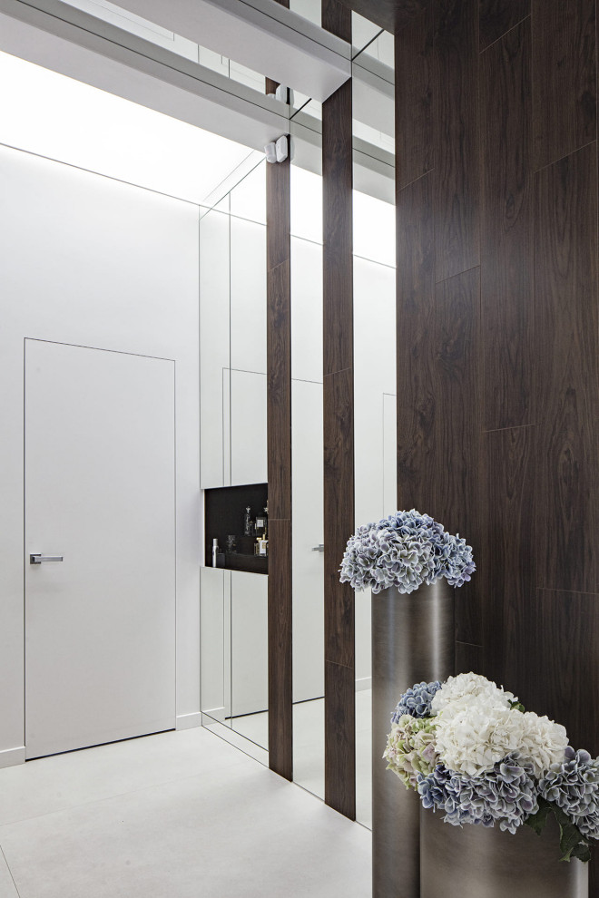 Большой красивый белый дом