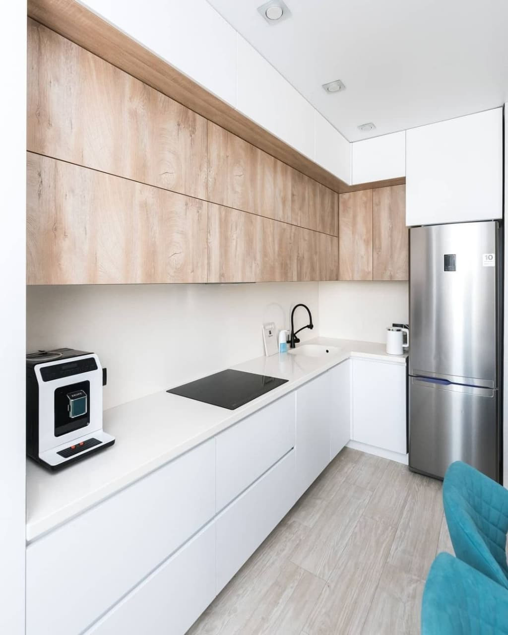 Белая угловая кухня со стеклянной витриной и бутылочницей