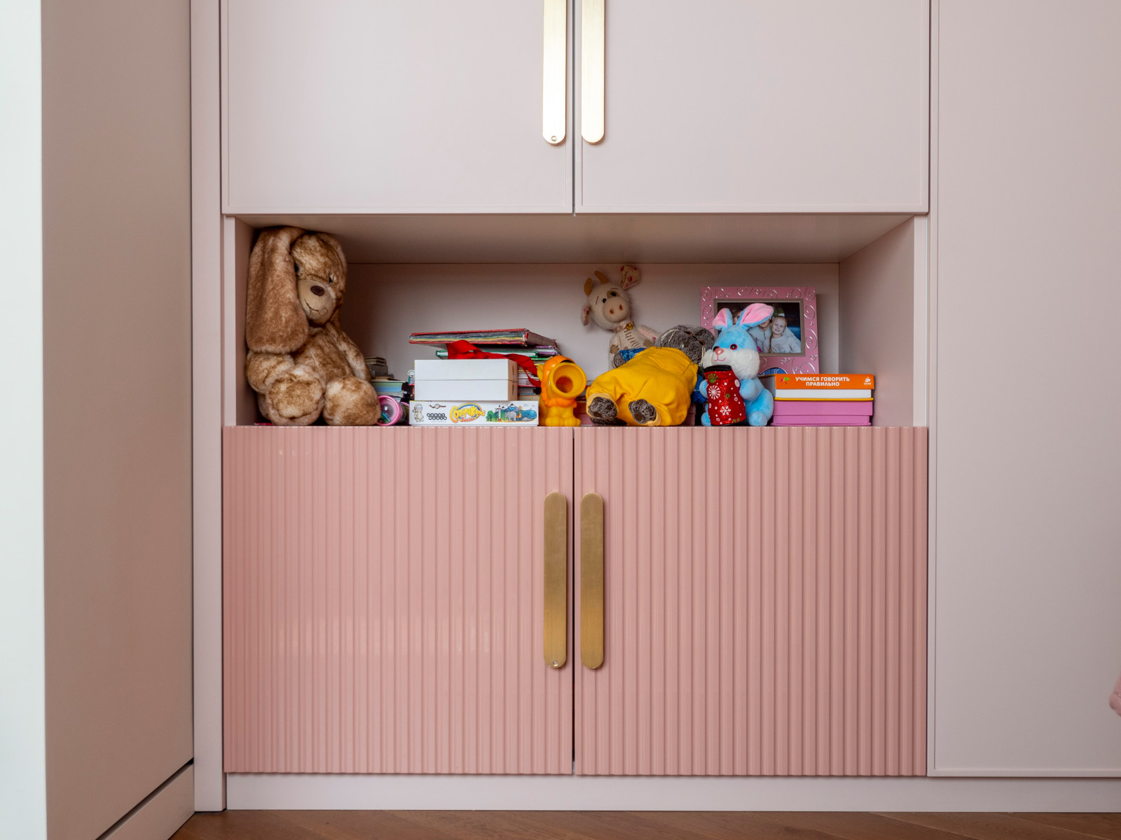 Меблировка детской в розовых тонах