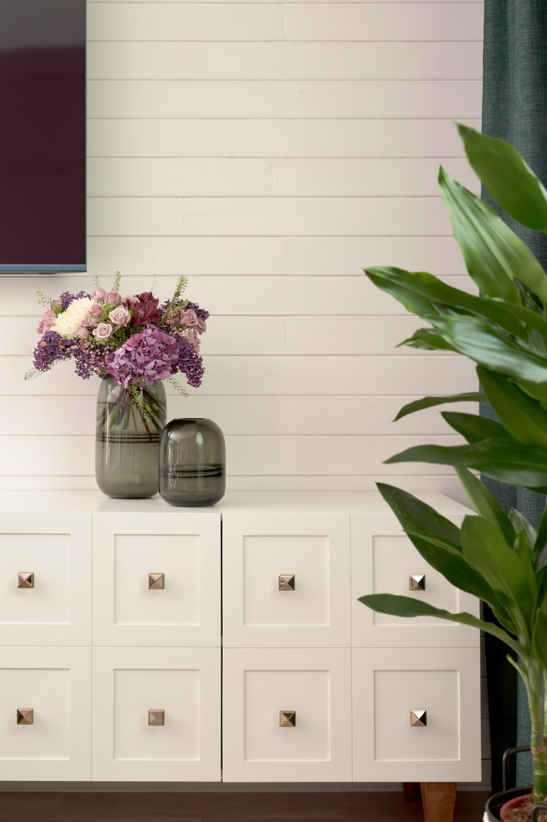 Фиолетовая гостиная-столовая