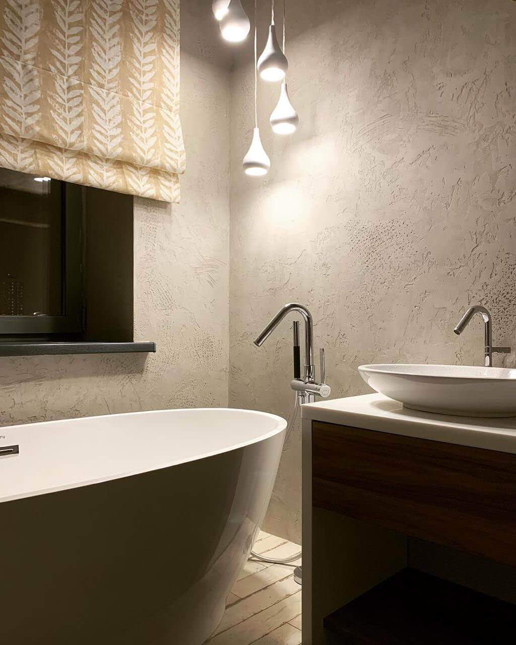 Фактурная декоративная штукатурка в интерьере ванной комнаты