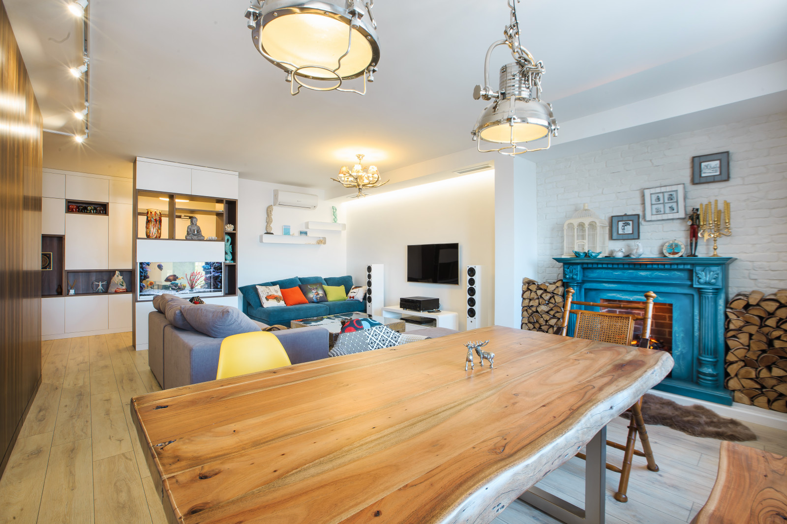 Houzz тур: Деревянный куб в гостиной и белая спальня для молодой семьи