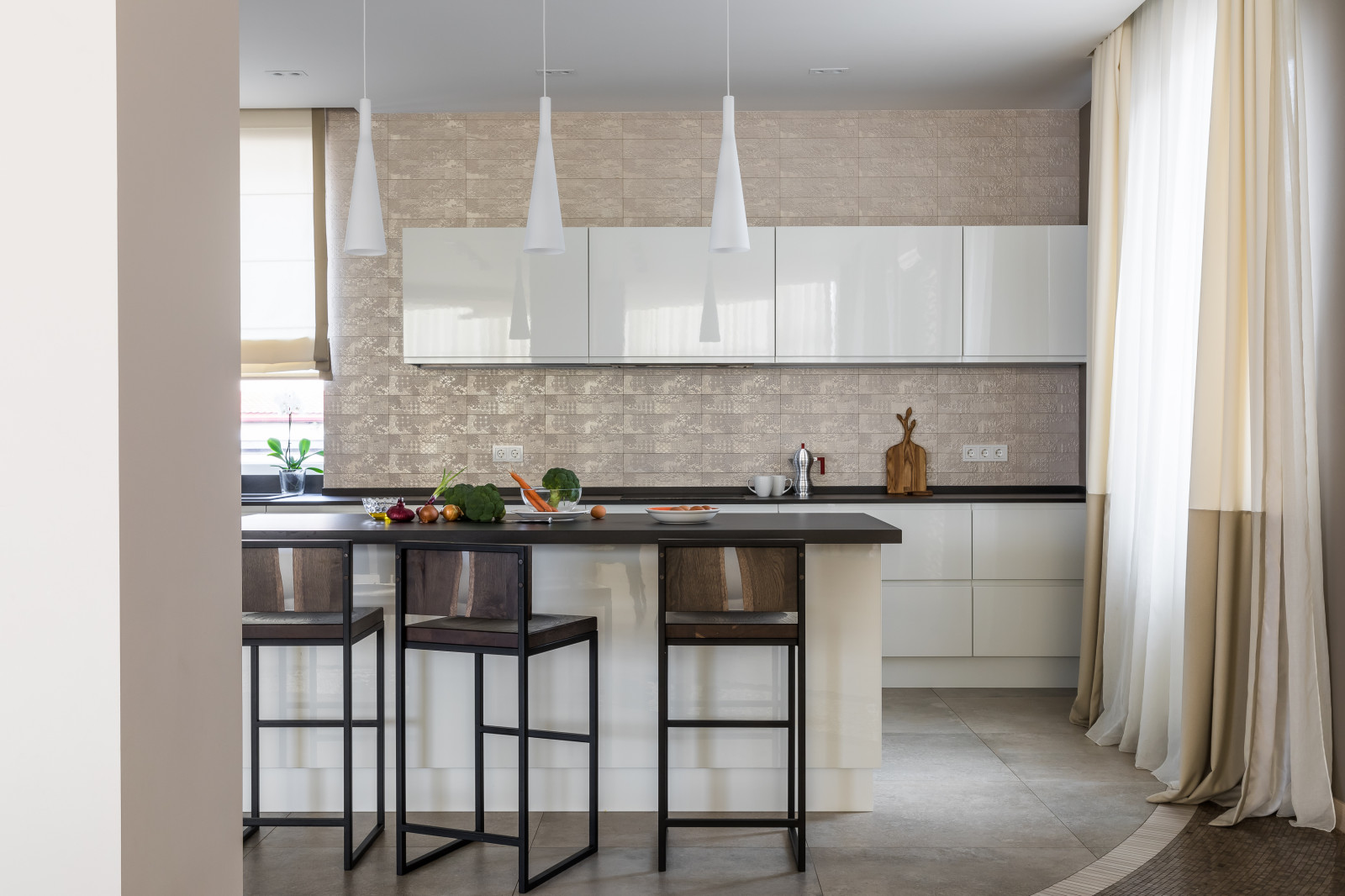 Интерьер частного дома с яркими акцентами