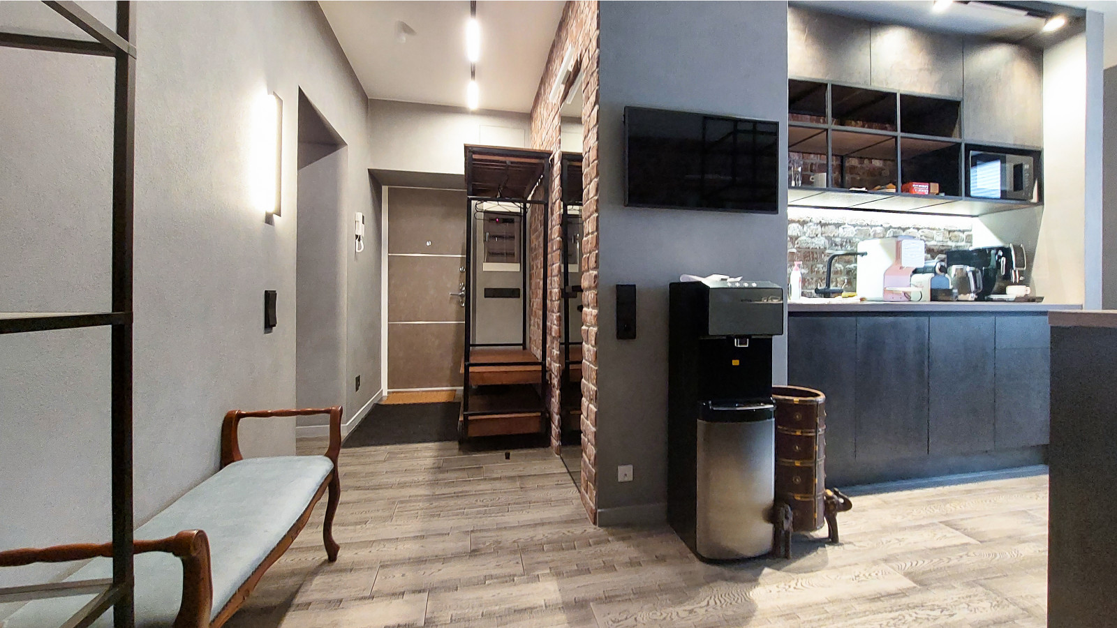 Квартира в Москве в стиле лофт, кухня, холл, санузел, кладовая. 2020 г.