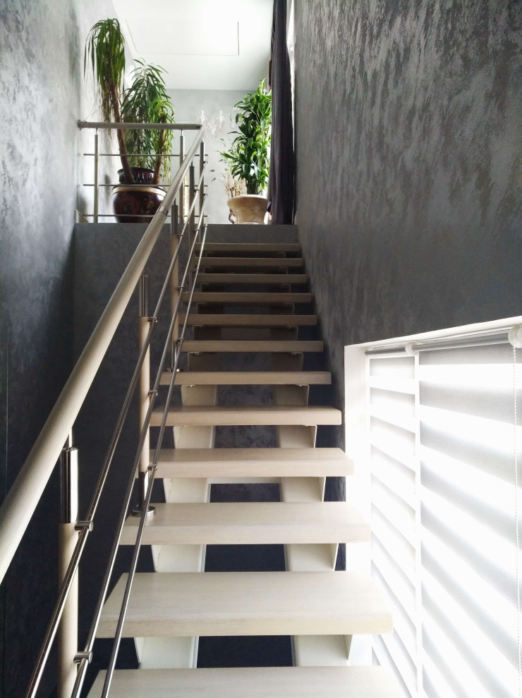 Лестница на двух косоурах, ограждения со вставками