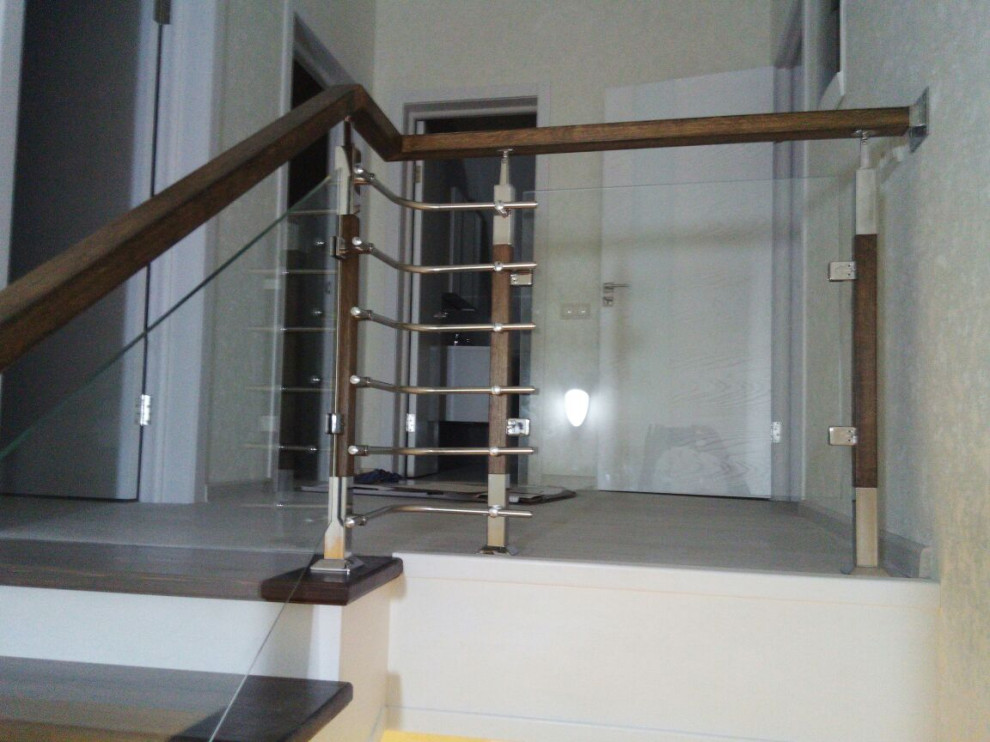 Перила из нержавеющей стали , стекла и дерева