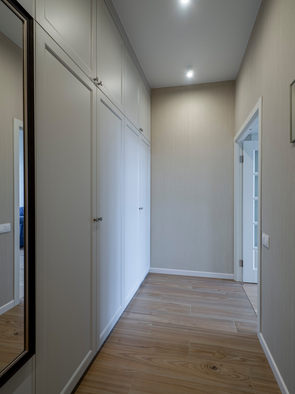 Меблировка прихожей и санузла в светло-мятном цвете