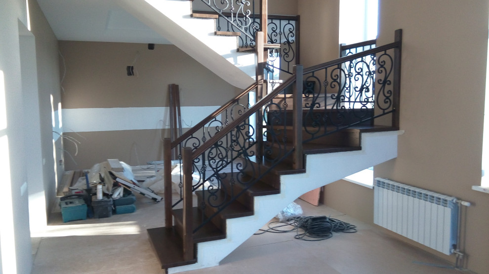 Лестница "в темном" с кованым ограждением (облицовка)