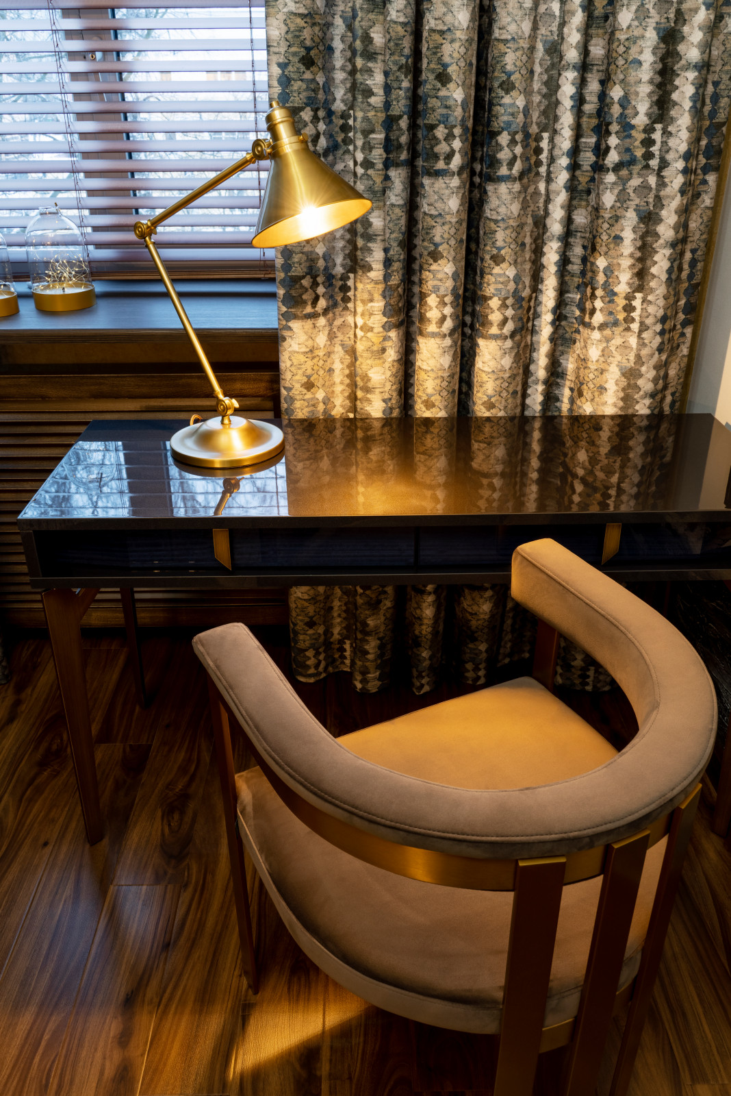 Все началось с желтого дивана...