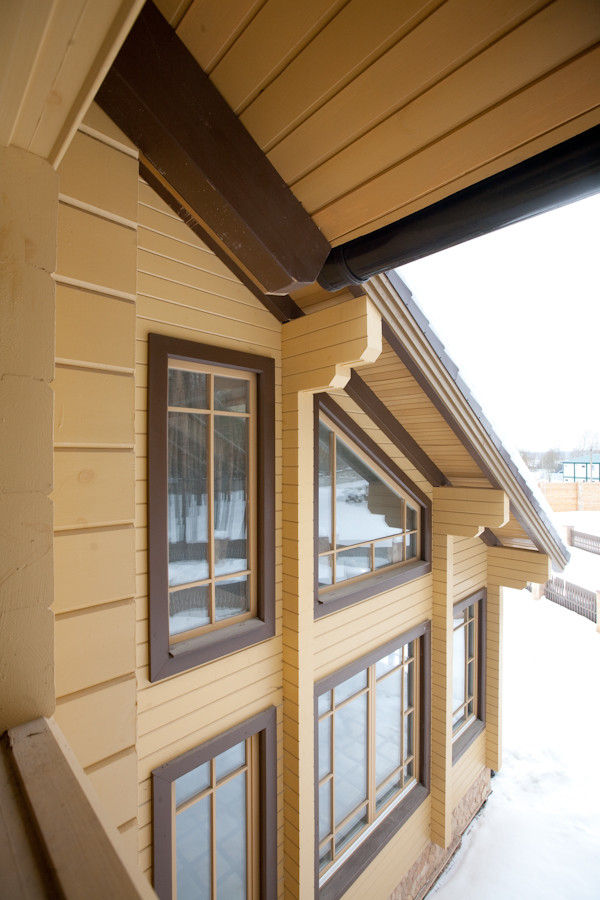 Деревянные окна в домах из клееного бруса