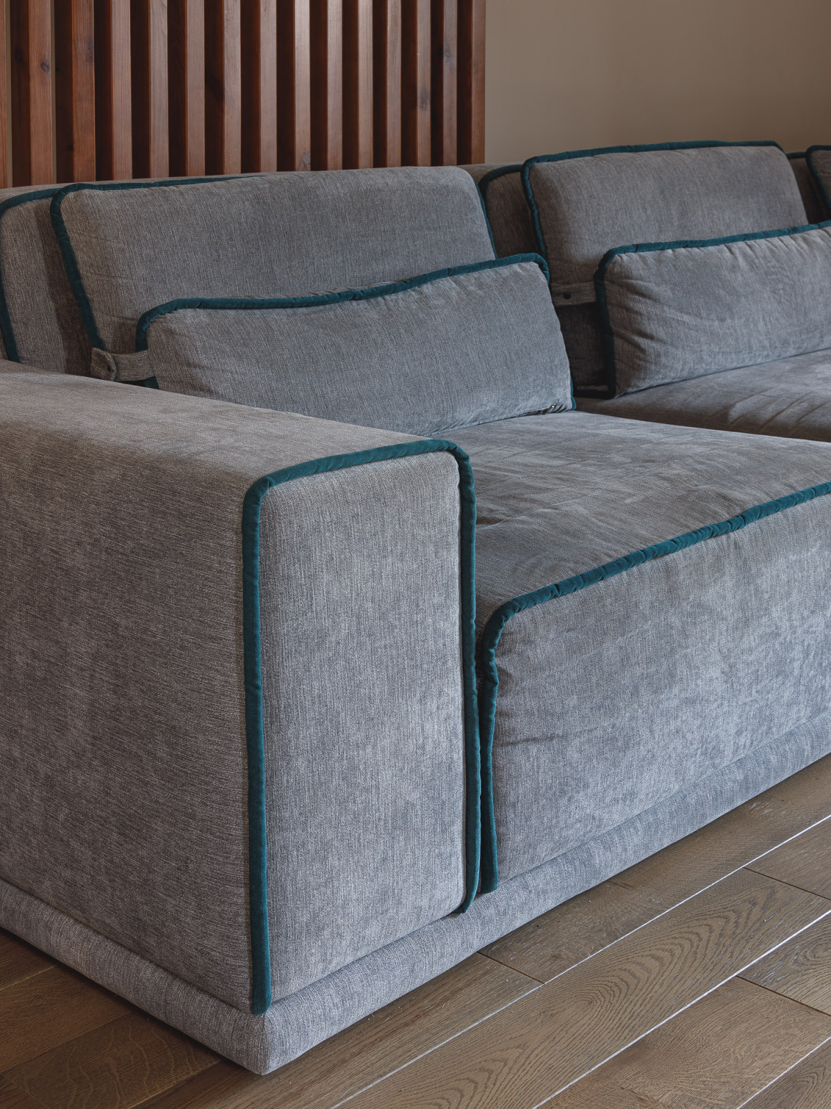 Кухня-гостиная с камином в коттедже Малая Царевщина