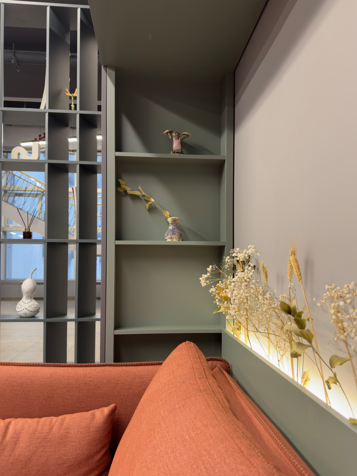 П-образный шкаф в шоуруме