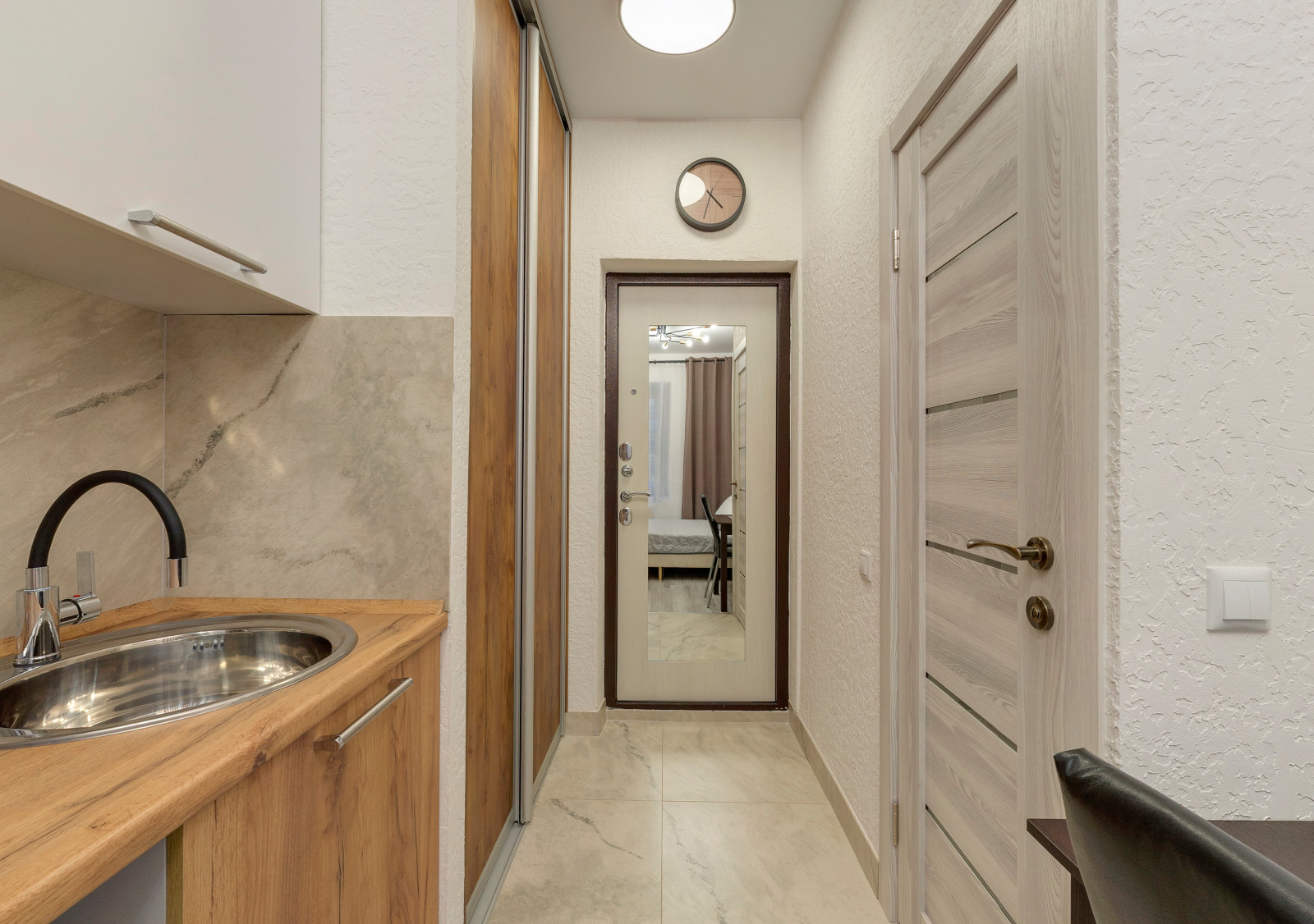 Мини-студия под сдачу посуточно на Марата 22 номер 1