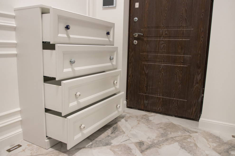 Прихожая в современной классике