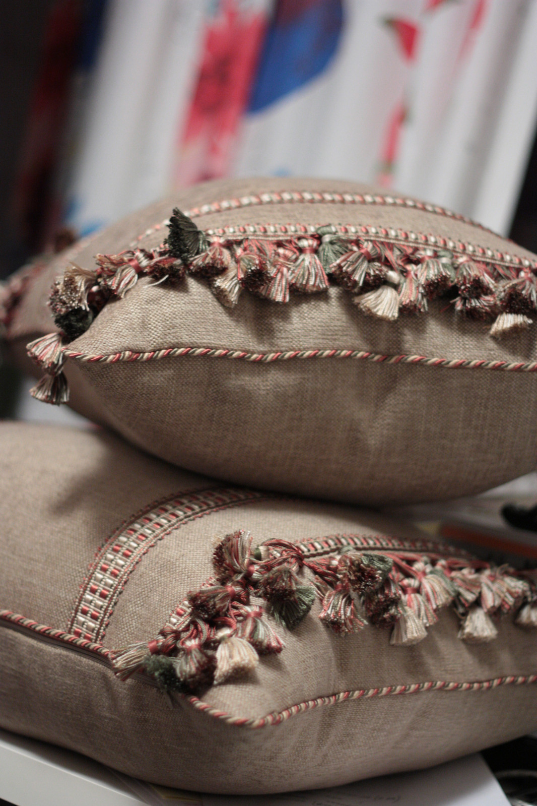 Переобивка диванов, декор окон