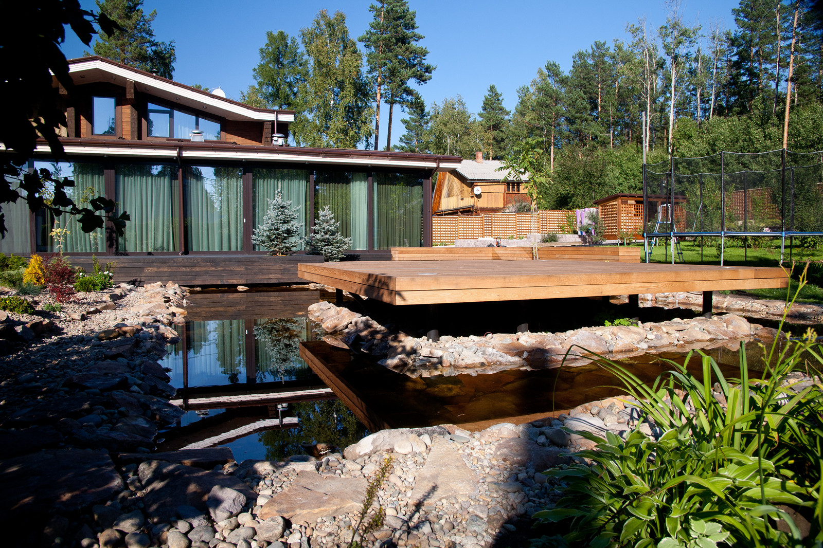 большой участок с многоуровневым настилом и водоемом