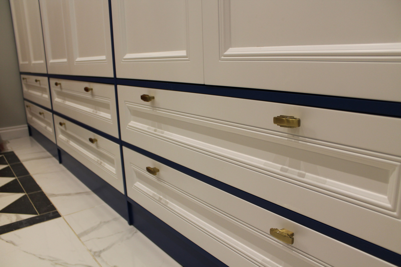 Обустройство просторной прихожей.