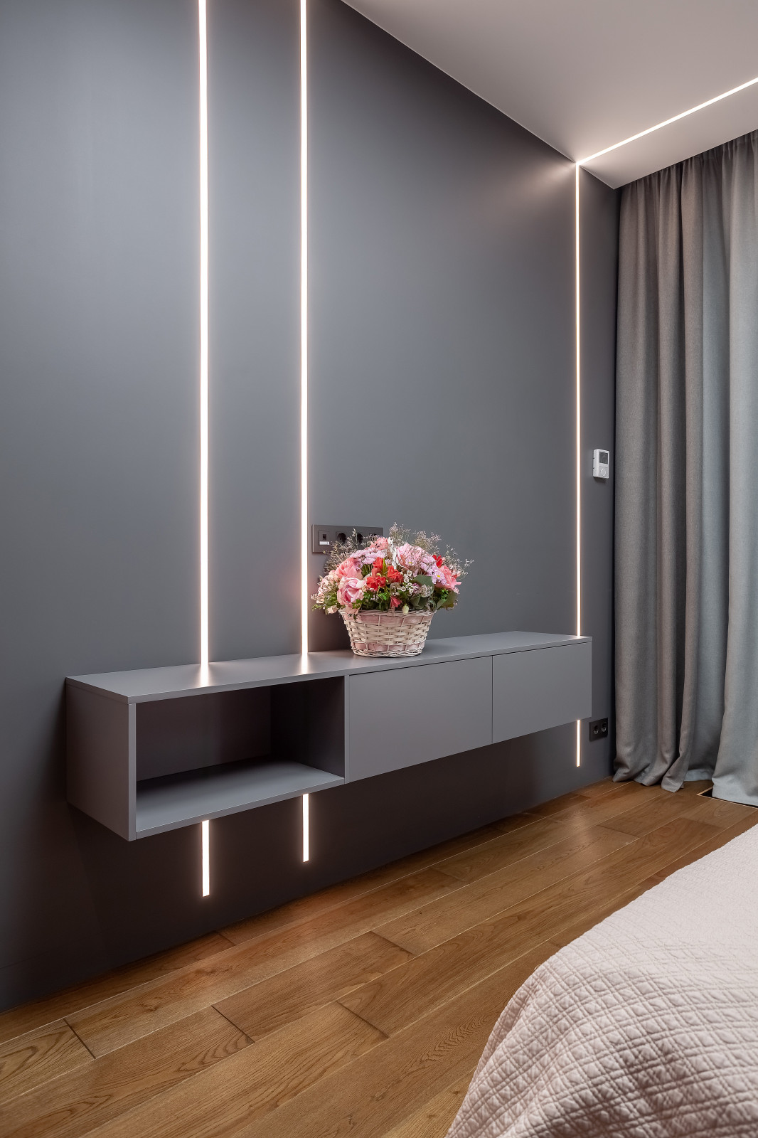 Консольная конструкция с открытой полкой, двумя выдвижными ящиками на tip-on