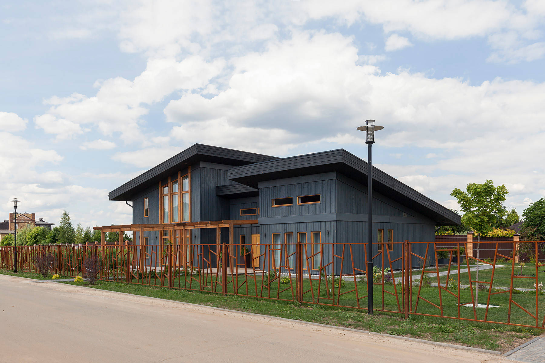 В гостях: Удивительный забор и черный-черный дом