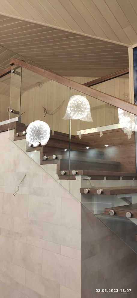 Лестница на монокосоуре со стеклянным ограждением