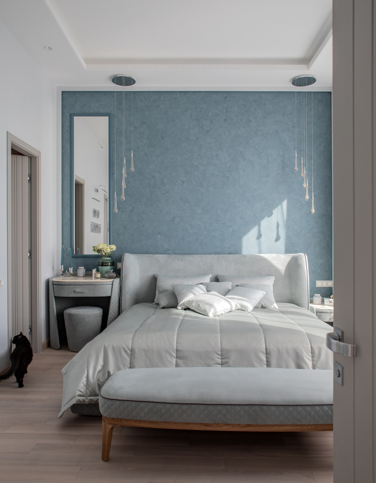 Обложка проекта: ЖК Лица « Серая квартира с высокими потолками»