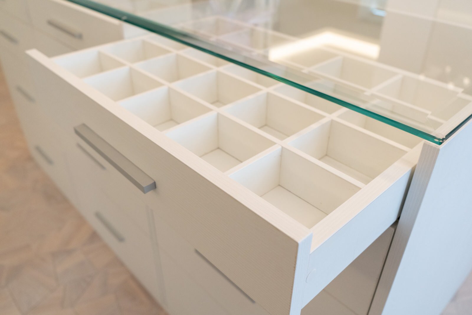 Гардеробная raumplus с комодом-островом