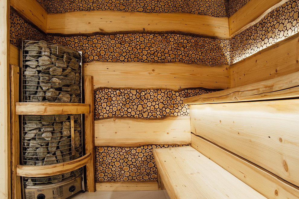 Печь в сауне с деревянным обрамлением.