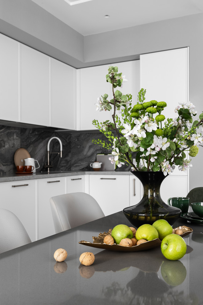 на стороне монохрома