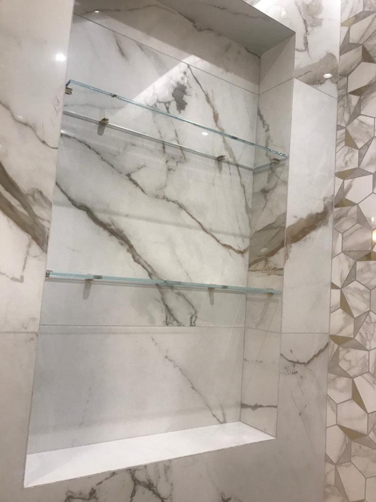 Стеклянные полочки в ванную