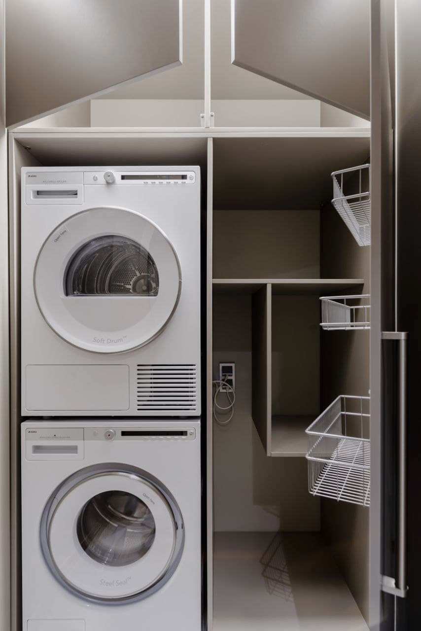 Шкаф в постирочную для стиральной и сушильной машин