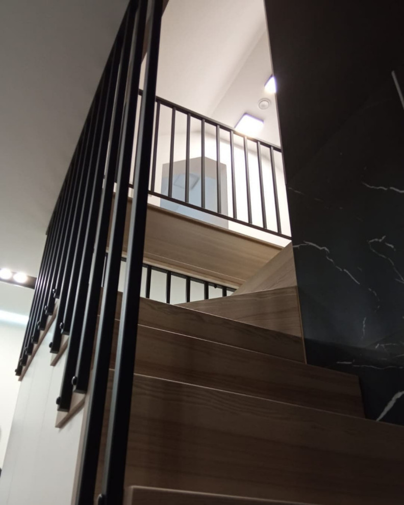 Закрытая лестница с металлическими перилами