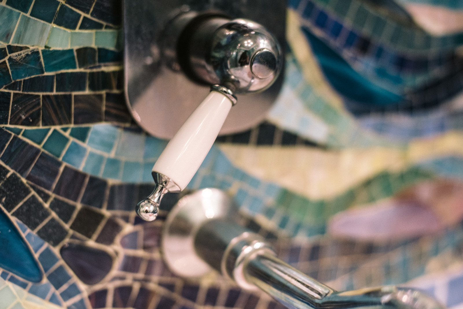 Перепланировка квартиры с радиальной фасадной стеной, авторская мозаика.