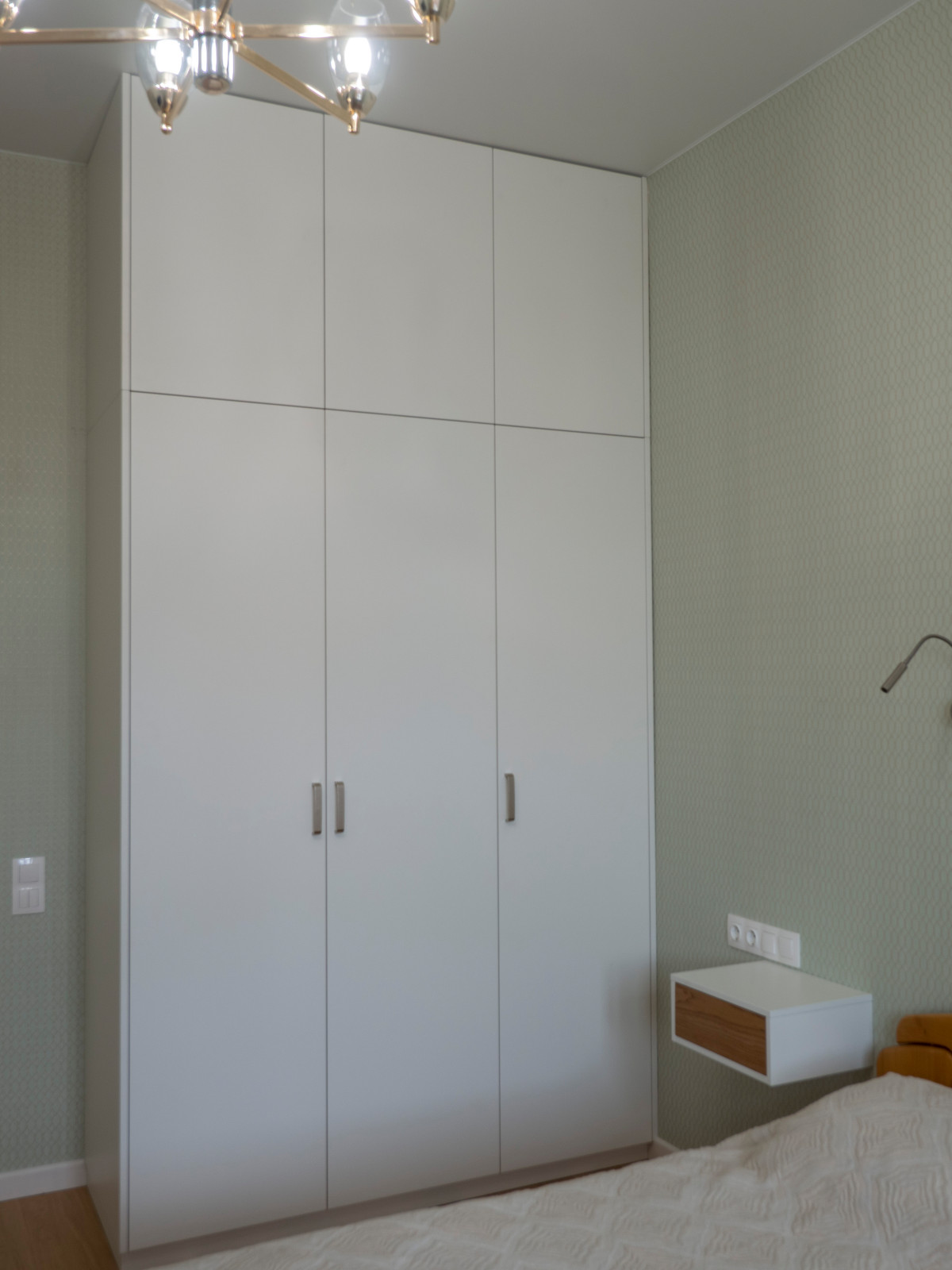 Меблировка спальни и кабинета в светло-мятном цвете