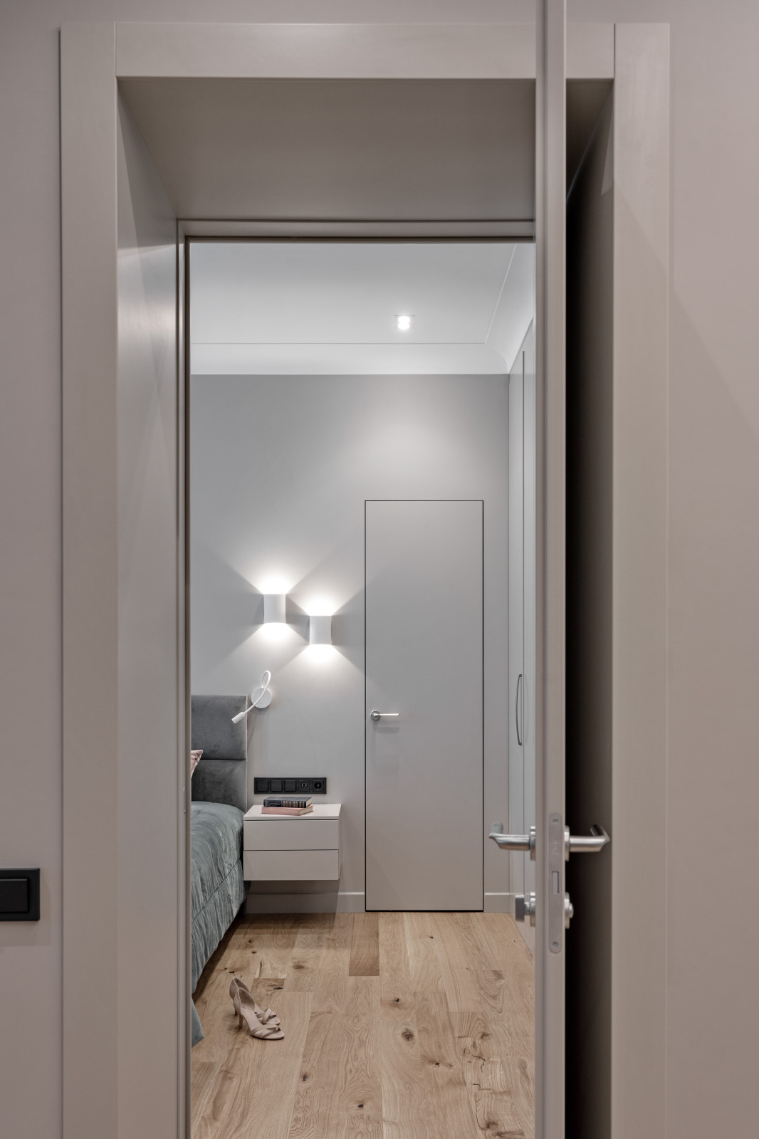 "Смокинг". Квартира на наб. Т. Шевченко