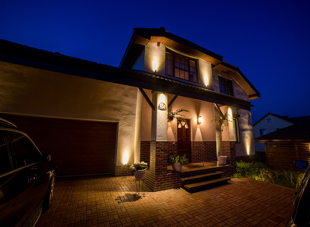 Освещение входной группы и фасада