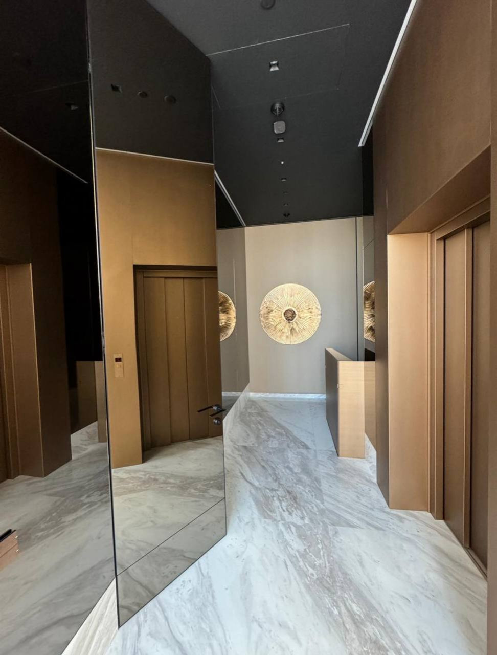 Зеркальные панели со скрытой дверью