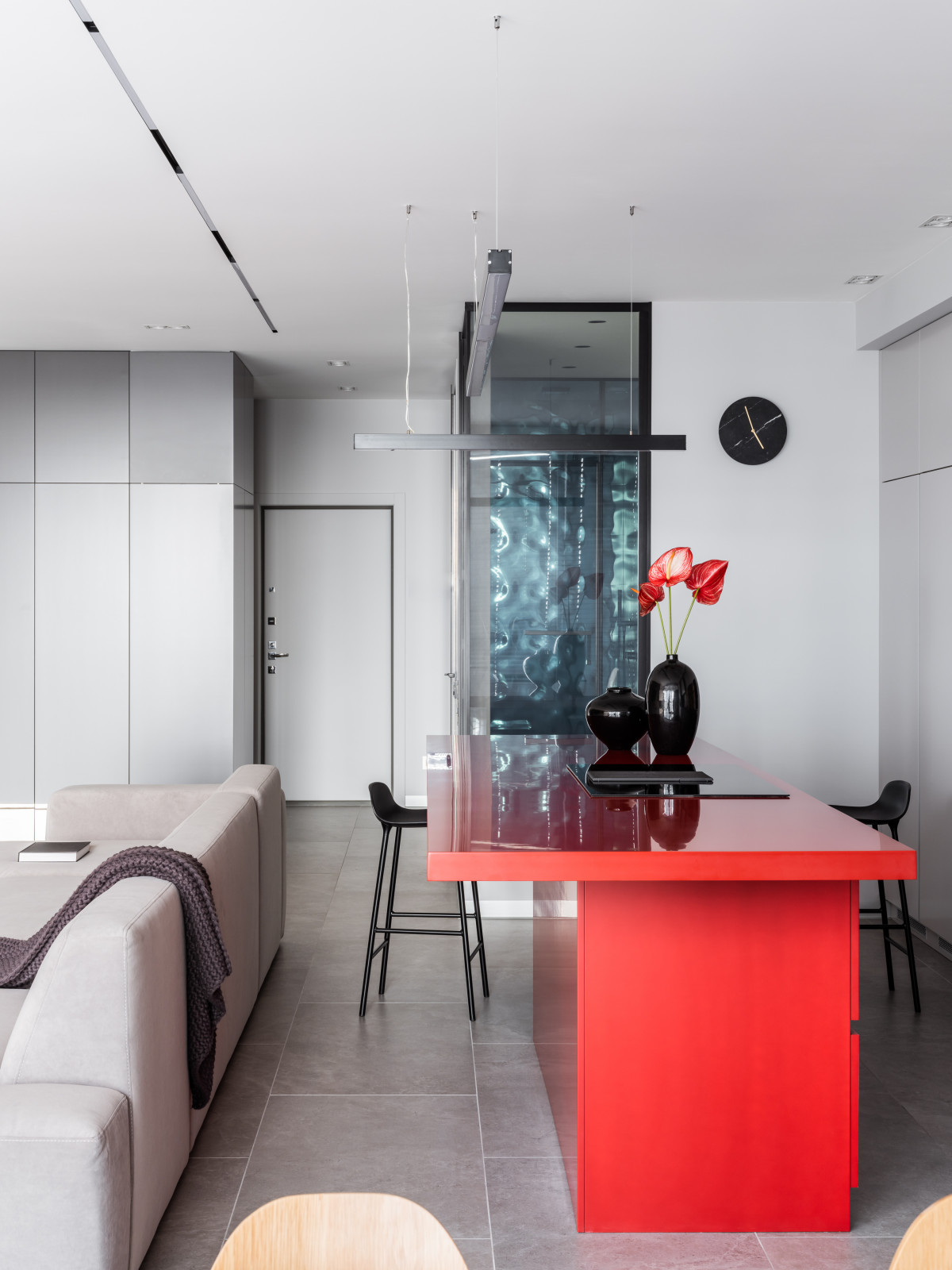 Фото реализованного проекта в современном стиле с яркими акцентами