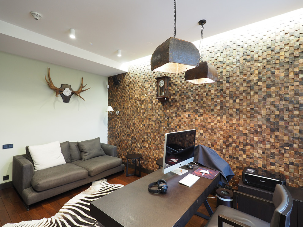 Кабинет. Одна стена декорирована деревянной мозаикой