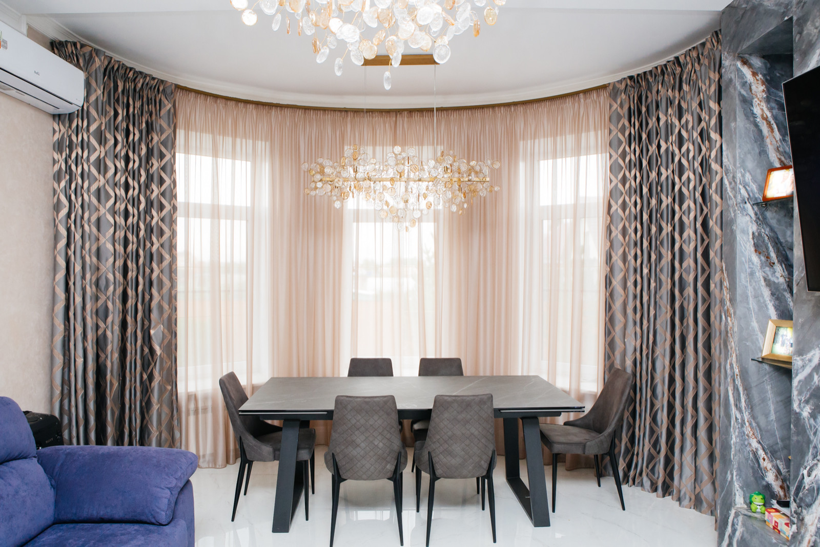 Шторы для мраморной гостиной в загородном доме