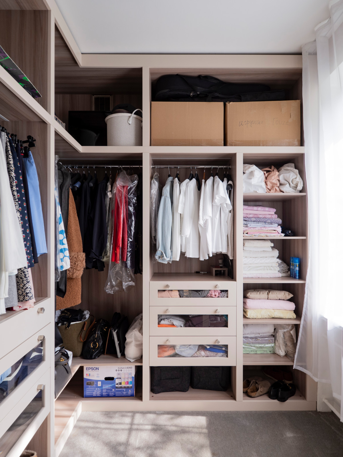 Обложка проекта: Функциональная гардеробная в современном стиле