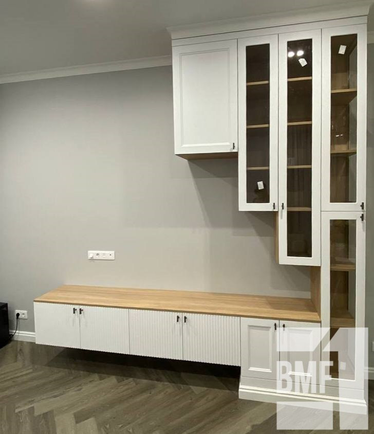 Шкаф-витрина и тумба