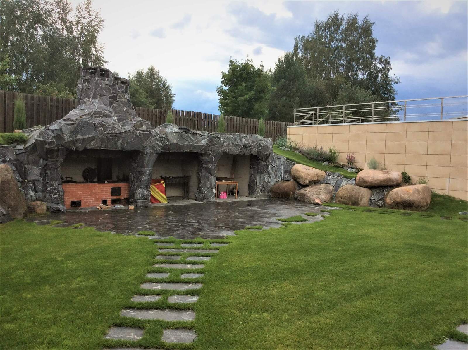 HI-TECH на обломках мегалитового комплекса