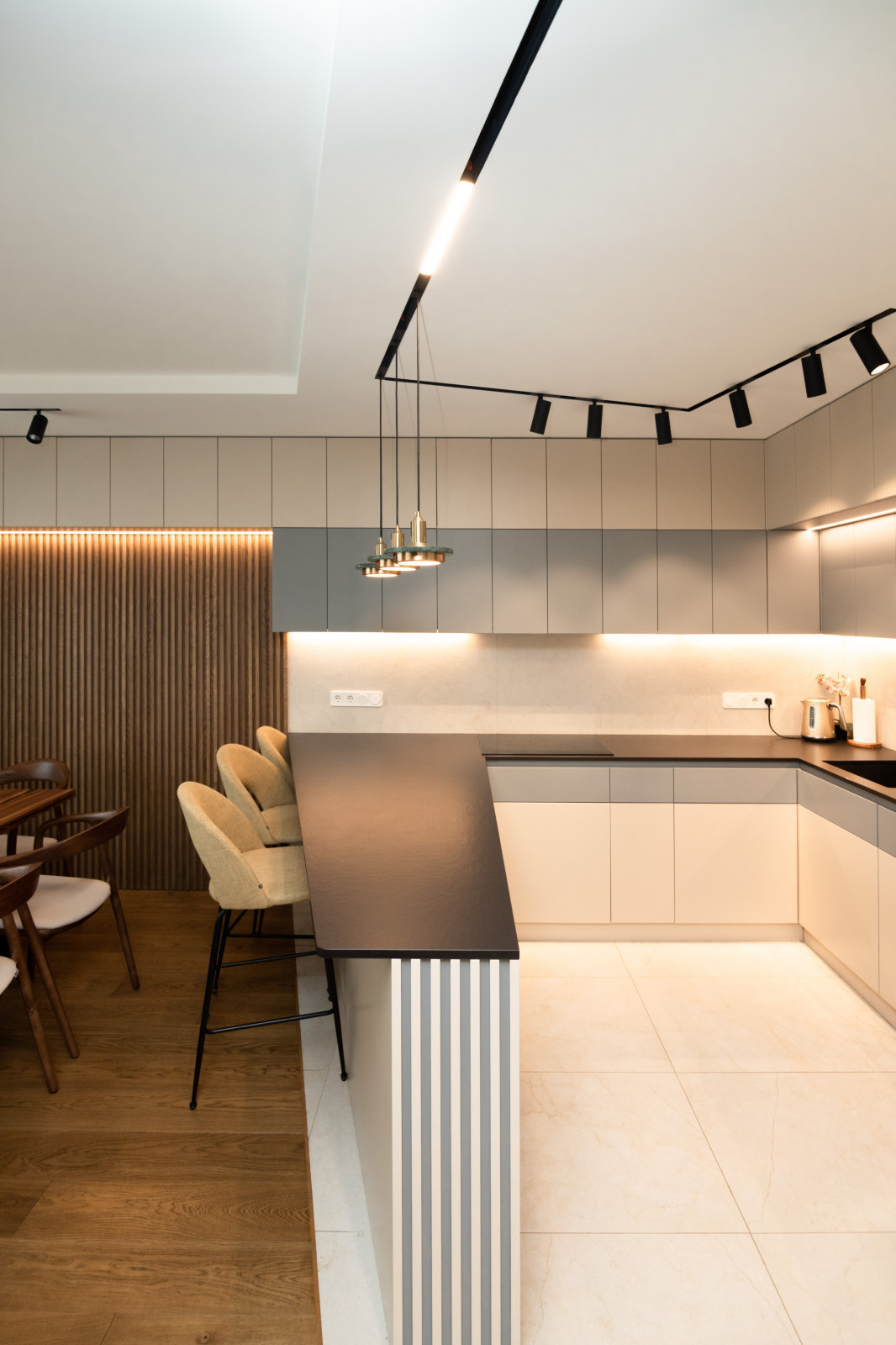 Современная кухня-гостиная с необычной барной стойкой и ТВ-зоной