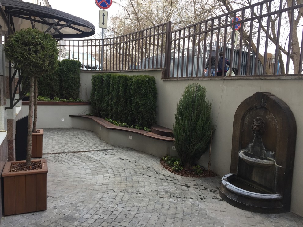 Территория около офиса.