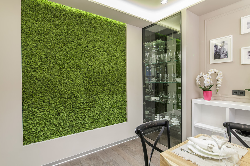 Квартирный вопрос_Гостиная со столом на рельсах_Е.Серафимович