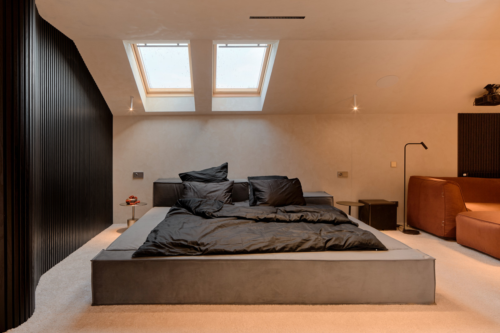 Спальня с прозрачной ванной