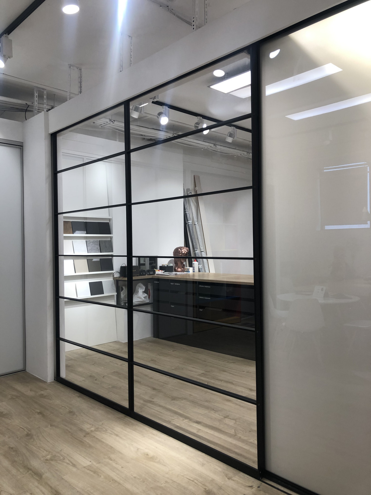 Раздвижные двери в профиле S1200 с разделителями