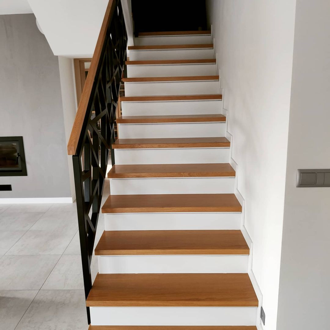 Закрытая 2х маршевая лестница с поворотной площадкой