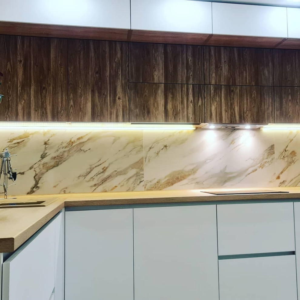 Уютная угловая кухня с фасадами под дерево и серыми матовыми фасадами