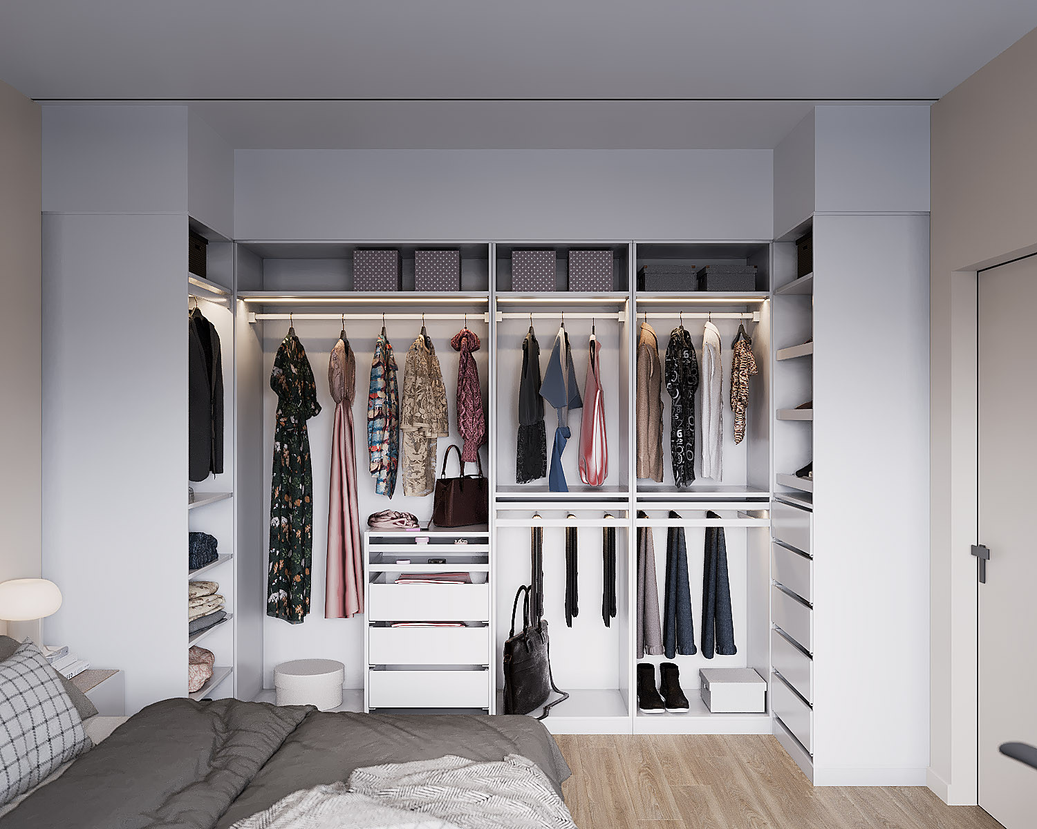 Хозяйская спальная. Зона гардеробной встроенной в нишу.